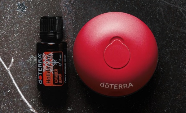 Картинка Набор doTERRA «Праздничный красный» портативный диффузор Bubble с датчиком движения и смесь «Холидей Джой» (15 мл) от магазина dōTERRA