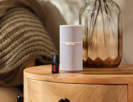 Картинка Набор «Бережно к чувствам» портативный диффузор dōTERRA «Пилот» на аккумуляторе (100 мл) + смесь масел Unspoken Безмолвие (5 мл) от магазина dōTERRA