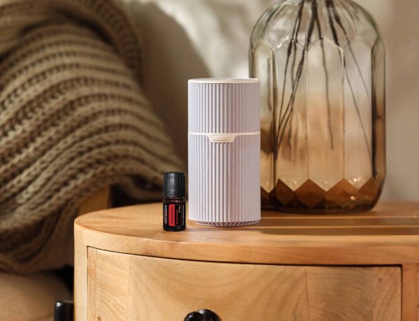 Картинка Набор «Бережно к чувствам» портативный диффузор dōTERRA «Пилот» на аккумуляторе (100 мл) + смесь масел Unspoken Безмолвие (5 мл) от магазина dōTERRA