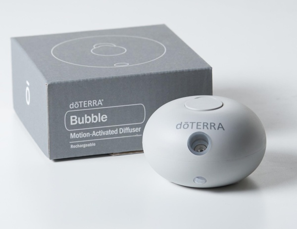 Картинка Набор doTERRA «Солнце внутри» портативный диффузор Bubble серый с датчиком движения и "Солнечный цитрус", 15 мл от магазина dōTERRA