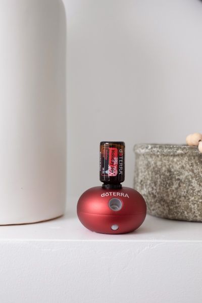 Картинка Набор doTERRA «Праздничный красный» портативный диффузор Bubble с датчиком движения и смесь «Холидей Джой» (15 мл) от магазина dōTERRA