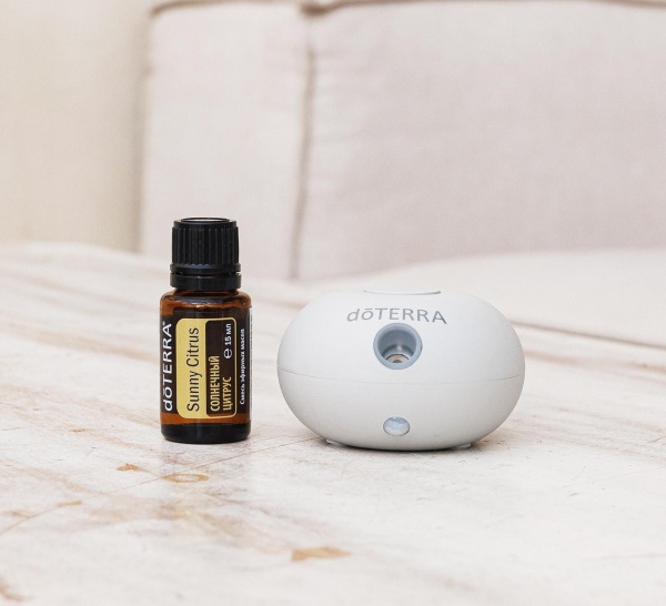 Картинка Набор doTERRA «Солнце внутри» портативный диффузор Bubble серый с датчиком движения и "Солнечный цитрус", 15 мл от магазина dōTERRA