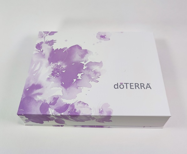 Картинка Подарочная коробка doTERRA с держателем на 3 масла в роллерах по 10 мл от магазина dōTERRA