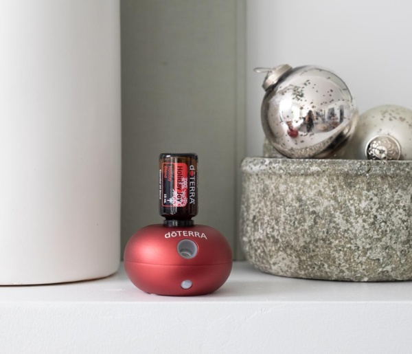 Картинка Набор doTERRA «Праздничный красный» портативный диффузор Bubble с датчиком движения и смесь «Холидей Джой» (15 мл) от магазина dōTERRA