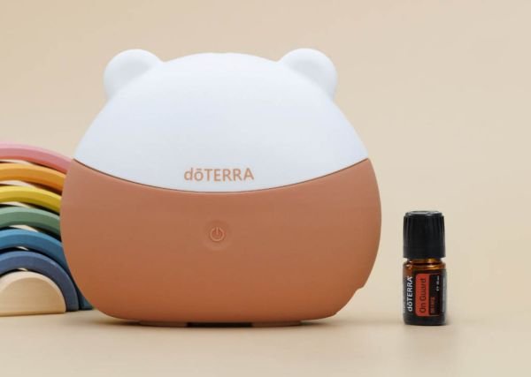 Картинка Набор dōTERRA «Осенний защитник» Диффузор Мишка (100 мл) и смесь эфирных масел «Он Гард» (5 мл) от магазина dōTERRA