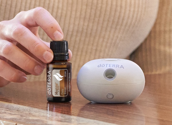 Картинка Набор doTERRA портативный диффузор Bubble с датчиком движения и смесь Hygge, 15 мл от магазина dōTERRA
